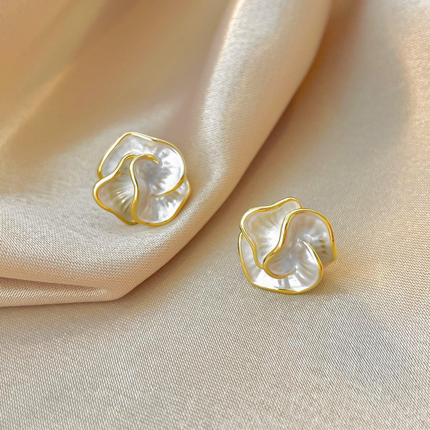 Simple Style Pearl Camellia Earrings - Real hot sour